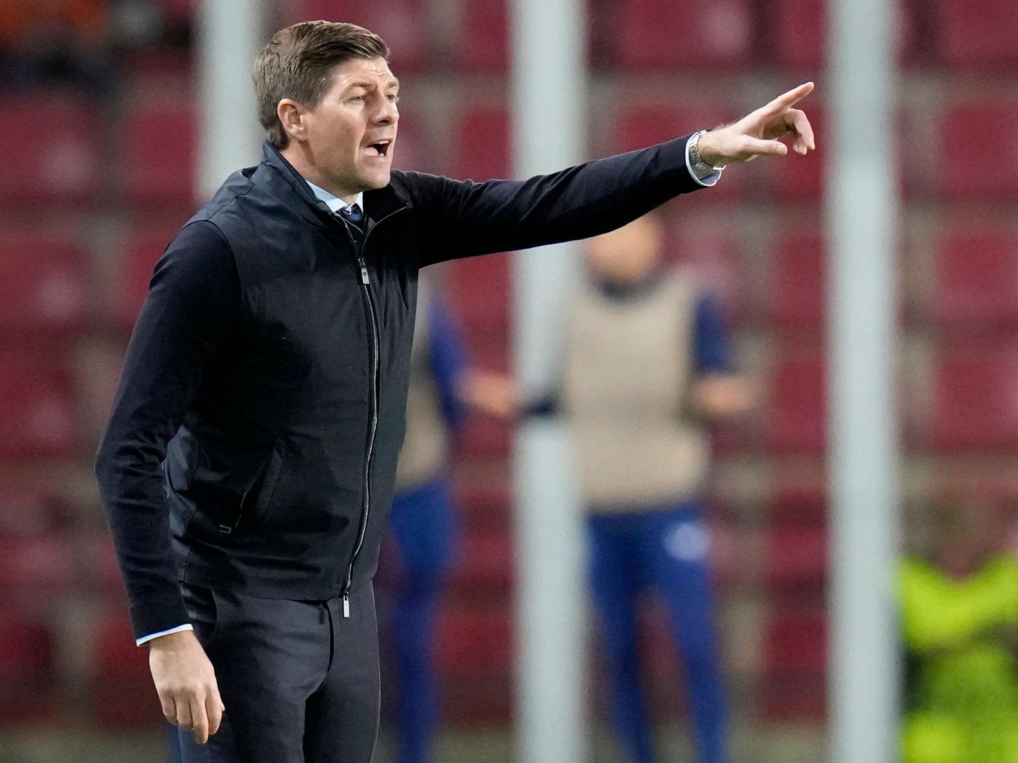 Steven Gerrard dirigiert seine Mannschaft.
