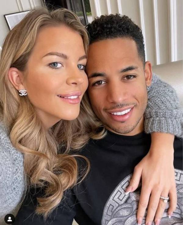 Ina und Dennis Aogo lachen auf einem instagram-Seflie vom 11. Oktober 2021 in die Kamera
