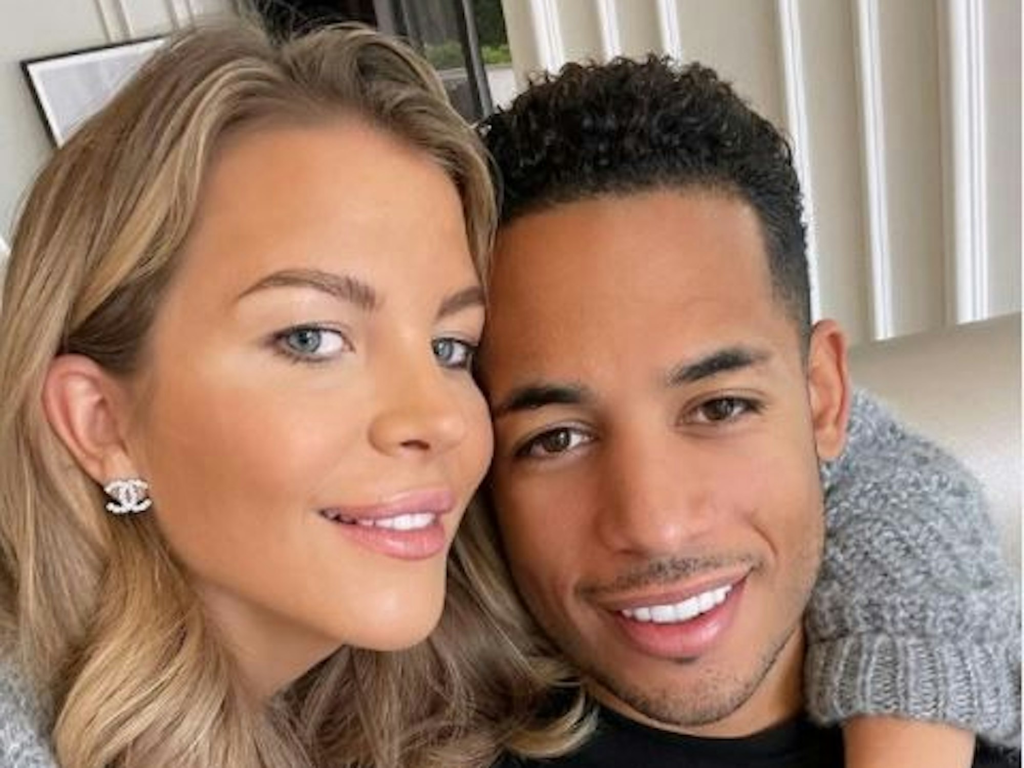 Ina und Dennis Aogo lachen auf einem instagram-Seflie vom 11. Oktober 2021 in die Kamera