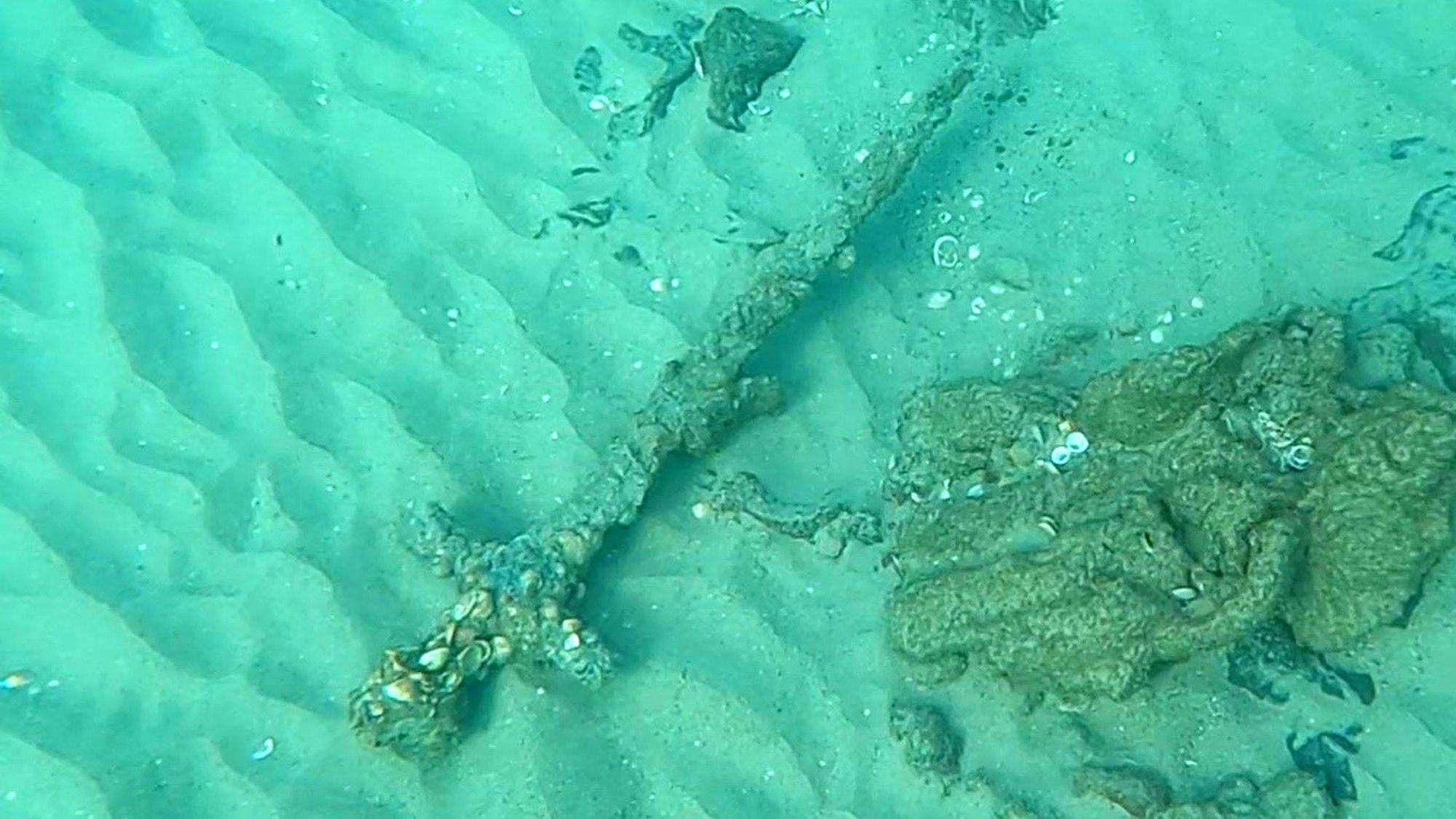 In Haifa wurde ein Ritterschwert in fast perfektem Zustand gefunden. Auf dem Foto sieht man das Schwert auf dem Meeresboden liegen.