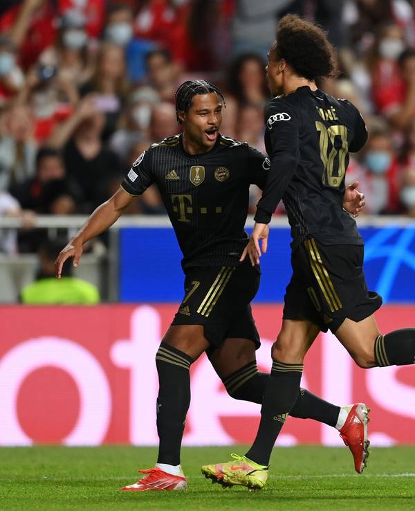 Serge Gnabry (l.) und Leroy Sané bejubeln das 1:0 für Bayern München in der Champions League.