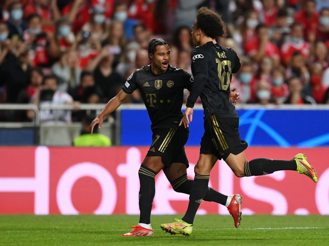 Serge Gnabry (l.) und Leroy Sané bejubeln das 1:0 für Bayern München in der Champions League.