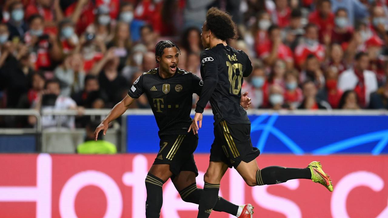 Serge Gnabry (l.) und Leroy Sané bejubeln das 1:0 für Bayern München in der Champions League.