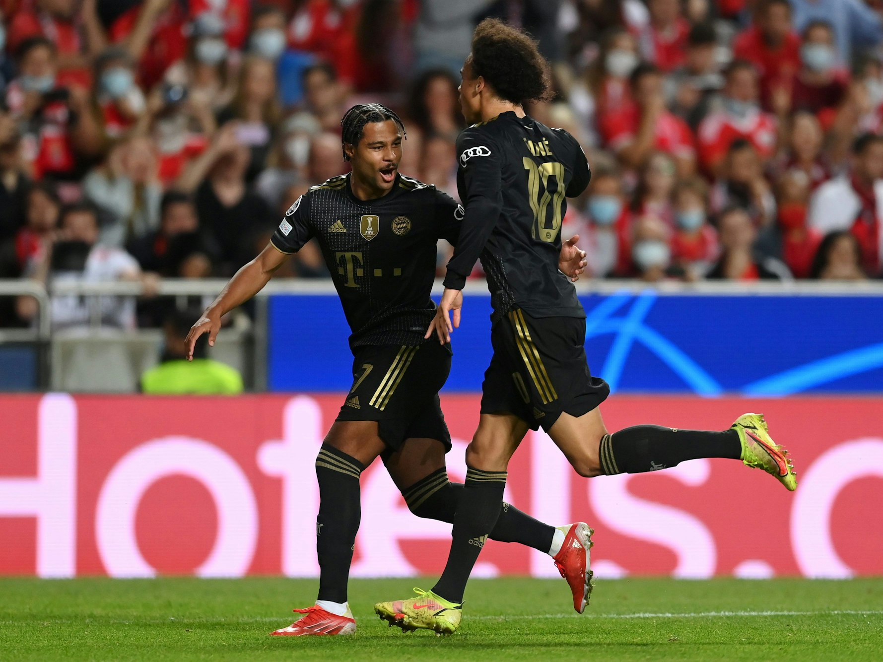 Serge Gnabry (l.) und Leroy Sané bejubeln das 1:0 für Bayern München in der Champions League.