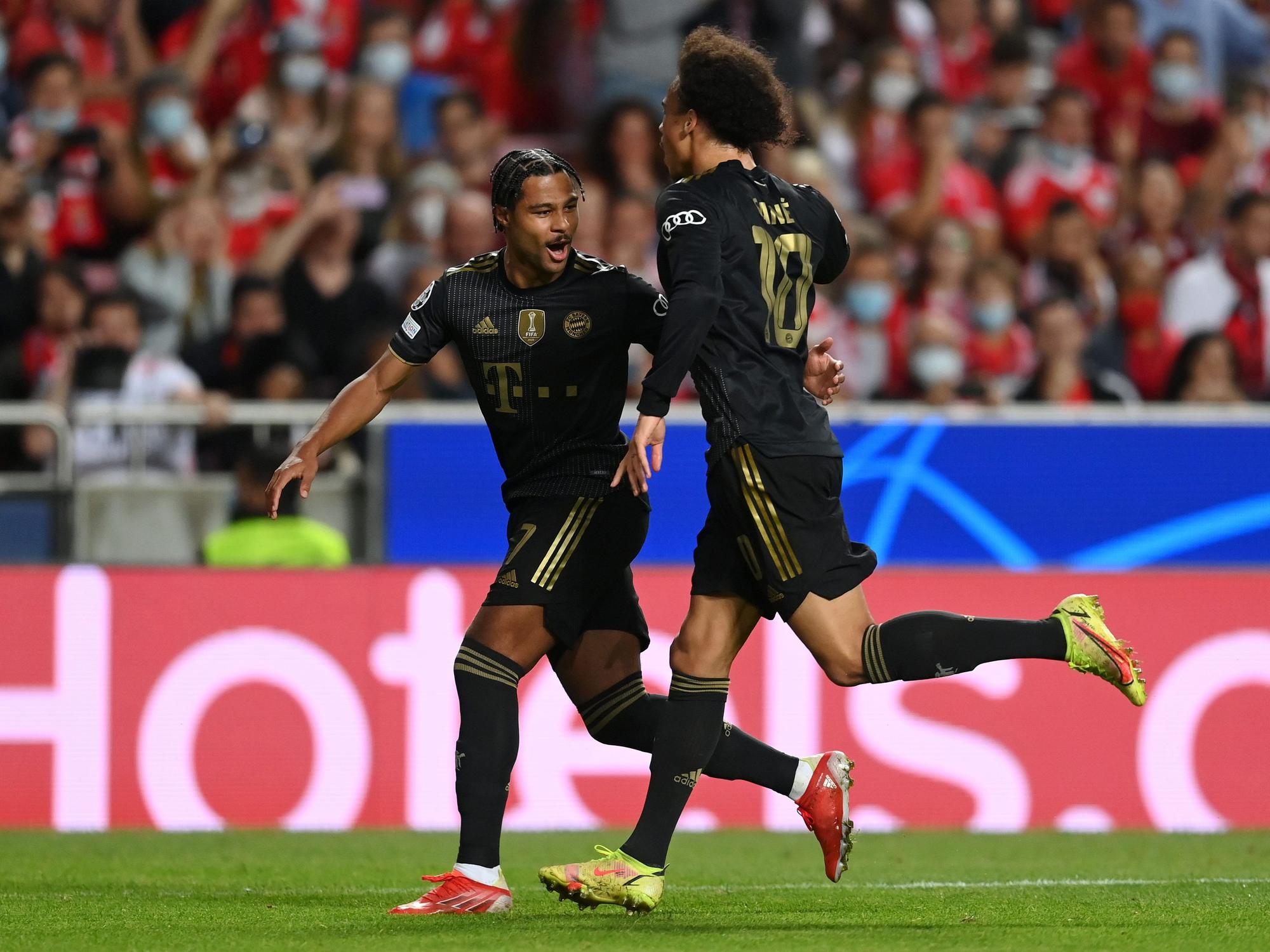 Serge Gnabry (l.) und Leroy Sané bejubeln das 1:0 für Bayern München in der Champions League.
