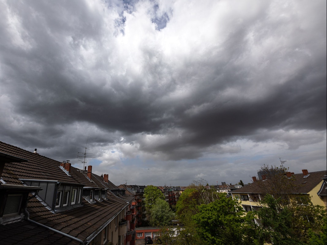 Dunkle Wolken sind am 4. Mai 2021 am Himmel über Köln zu sehen.