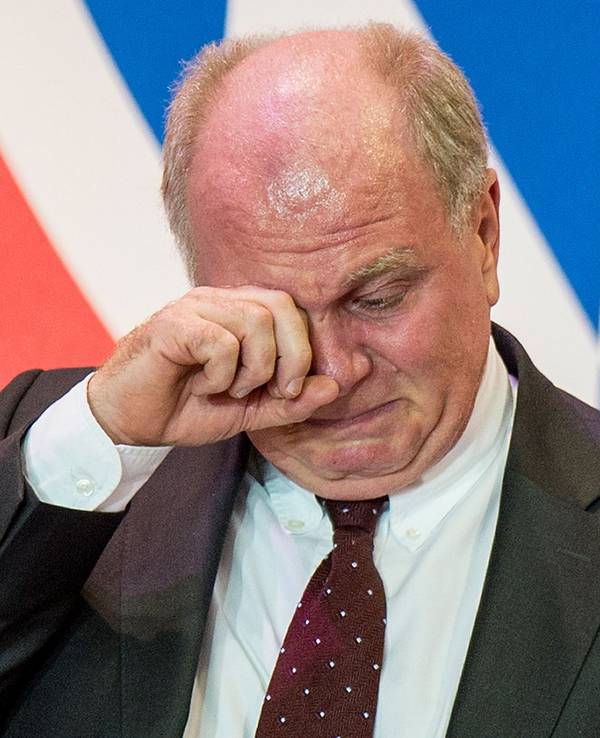 Uli Hoeneß, damals noch Präsident des FC Bayern München, weint 2013 aus Rührung in München während der Jahreshauptversammlung des Fußball-Bundesligisten FC Bayern München auf dem Podium