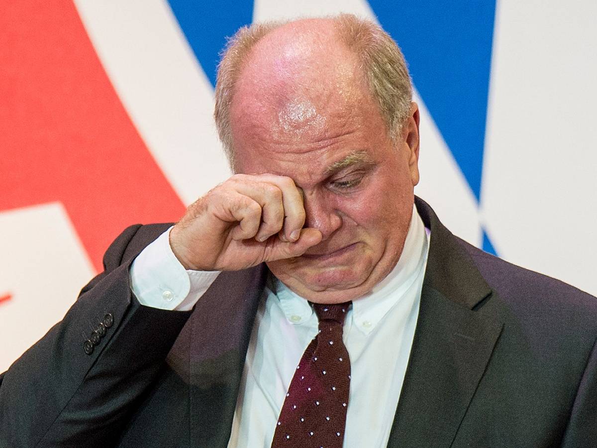 Uli Hoeneß, damals noch Präsident des FC Bayern München, weint 2013 aus Rührung in München während der Jahreshauptversammlung des Fußball-Bundesligisten FC Bayern München auf dem Podium