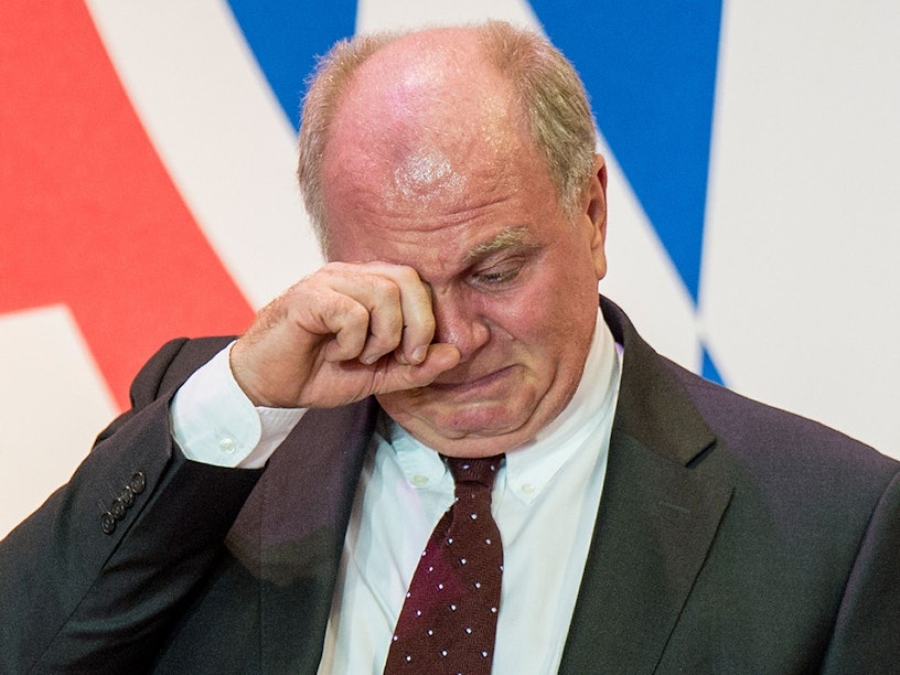 Uli Hoeneß, damals noch Präsident des FC Bayern München, weint 2013 aus Rührung in München während der Jahreshauptversammlung des Fußball-Bundesligisten FC Bayern München auf dem Podium
