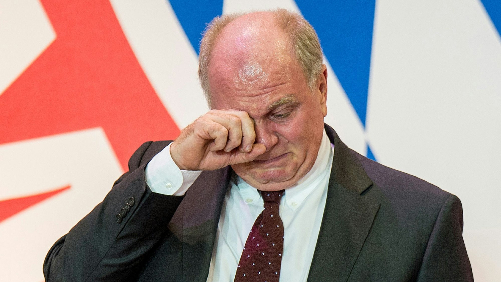Uli Hoeneß, damals noch Präsident des FC Bayern München, weint 2013 aus Rührung in München während der Jahreshauptversammlung des Fußball-Bundesligisten FC Bayern München auf dem Podium