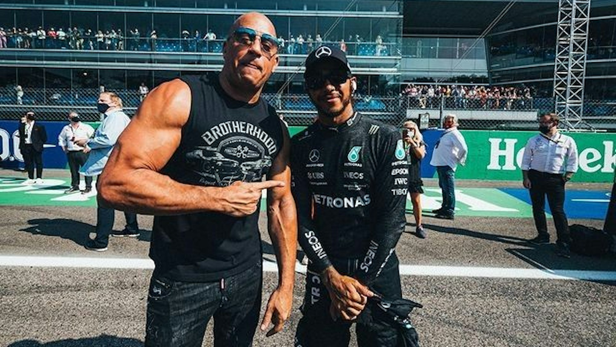 Lewis Hamilton posiert mit Schauspieler Vin Diesel.