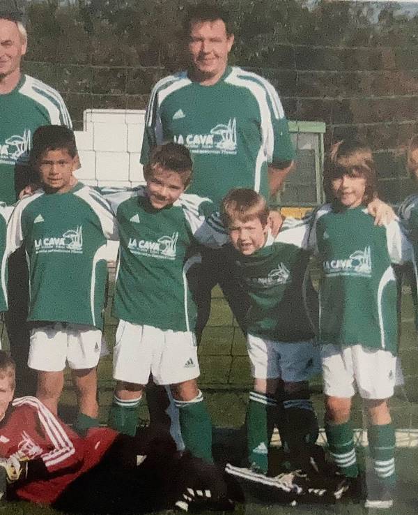 Das Jugendteam von Grün-Weiß Brauweiler stellt sich 2008 zum Mannschaftsfoto auf. Mit dabei sind Florian Wirtz und sein Vater Hans-Joachim.