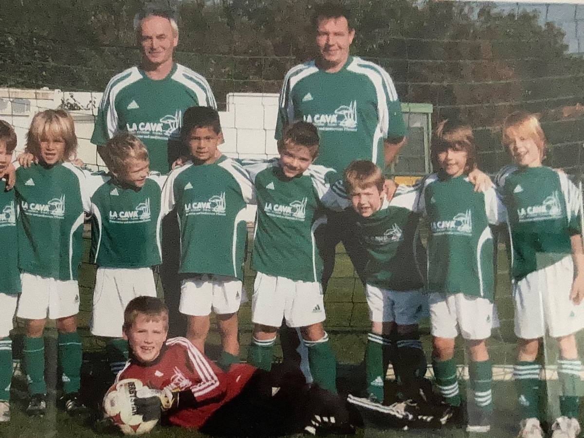 Das Jugendteam von Grün-Weiß Brauweiler stellt sich 2008 zum Mannschaftsfoto auf. Mit dabei sind Florian Wirtz und sein Vater Hans-Joachim.