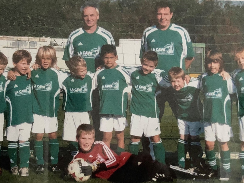Das Jugendteam von Grün-Weiß Brauweiler stellt sich 2008 zum Mannschaftsfoto auf. Mit dabei sind Florian Wirtz und sein Vater Hans-Joachim.