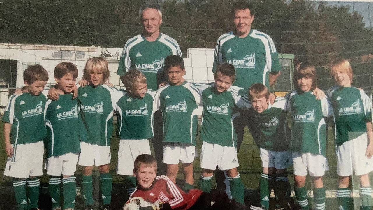 Das Jugendteam von Grün-Weiß Brauweiler stellt sich 2008 zum Mannschaftsfoto auf. Mit dabei sind Florian Wirtz und sein Vater Hans-Joachim.