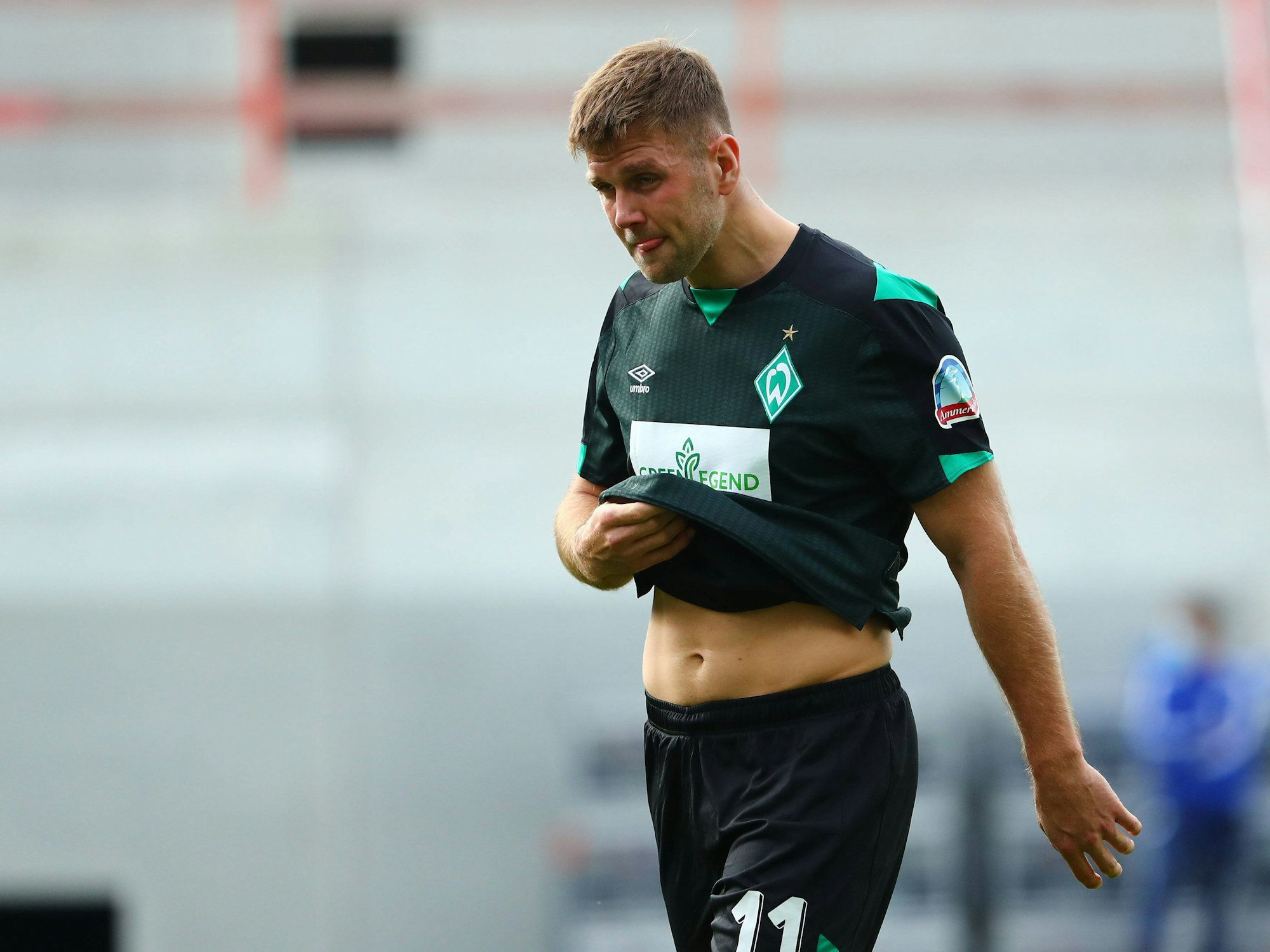 Niclas Füllkrug (Bremen) schaut nachdenklich.