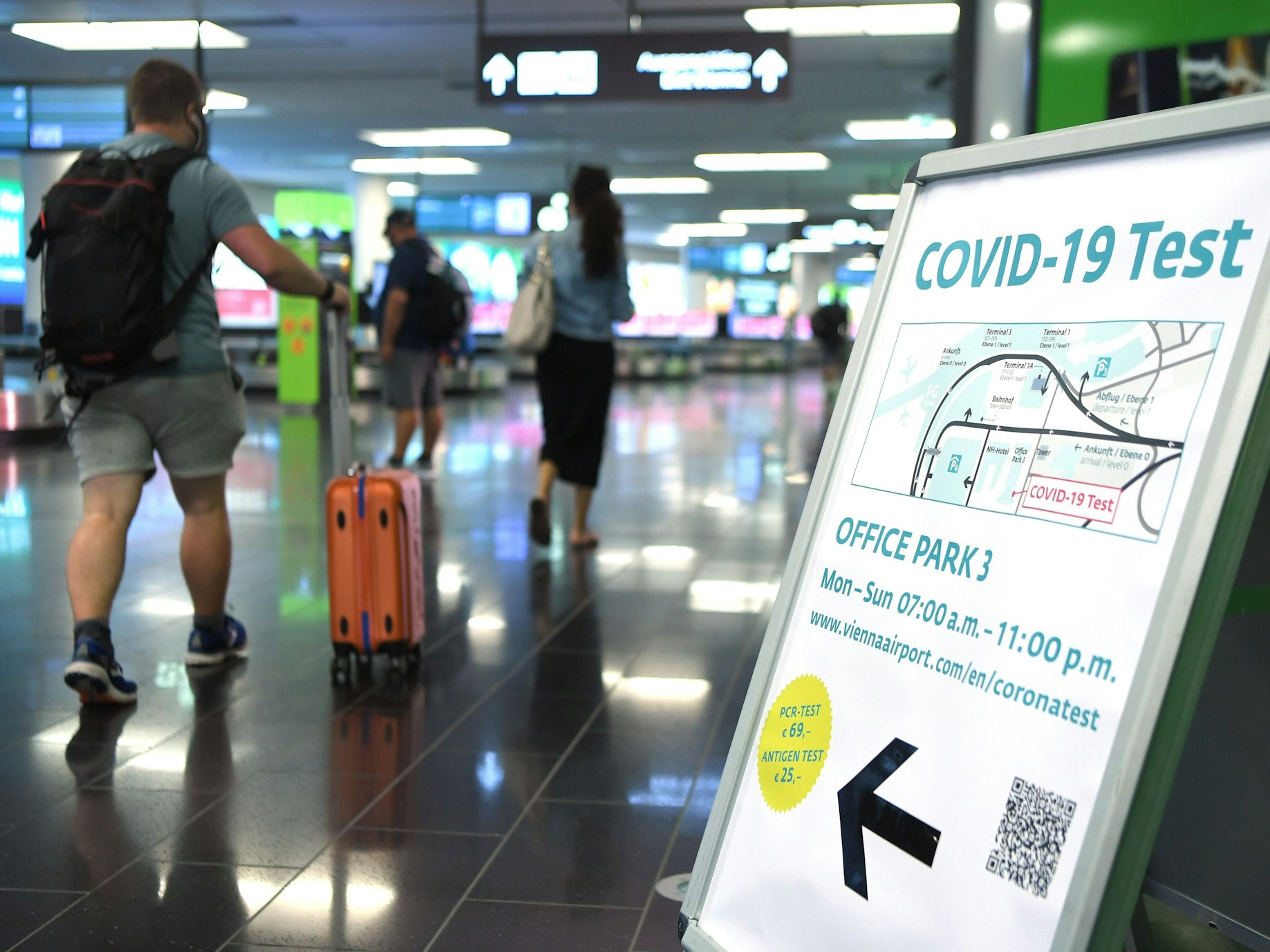 Wer nach Griechenland reisen will, braucht einen aktuellen Schnelltest oder einen Impfpass. Unser Symbolfoto (aufgenommen 3. August 2021) zeigt ein Schild am Flughafen, welches den Weg zum Covid-19 Test weist.