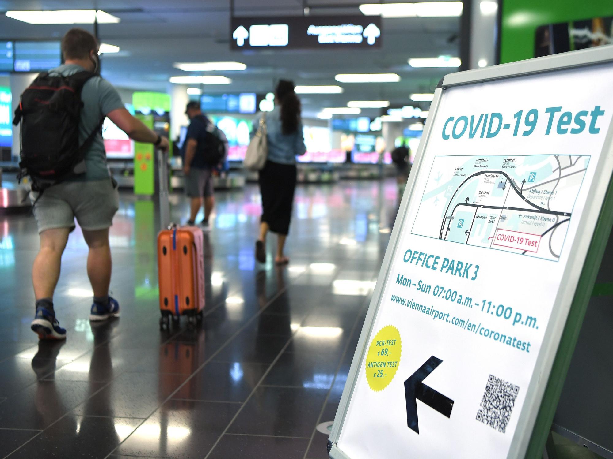 Wer nach Griechenland reisen will, braucht einen aktuellen Schnelltest oder einen Impfpass. Unser Symbolfoto (aufgenommen 3. August 2021) zeigt ein Schild am Flughafen, welches den Weg zum Covid-19 Test weist.