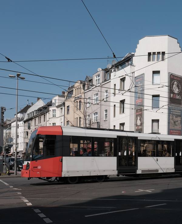 Köln: Oberleitungen der KVB behindern den Einsatz von Drehleitern der Feuerwehr an der Kreuzung Subbelrather Straße/ Ehrenfeldgürtel.