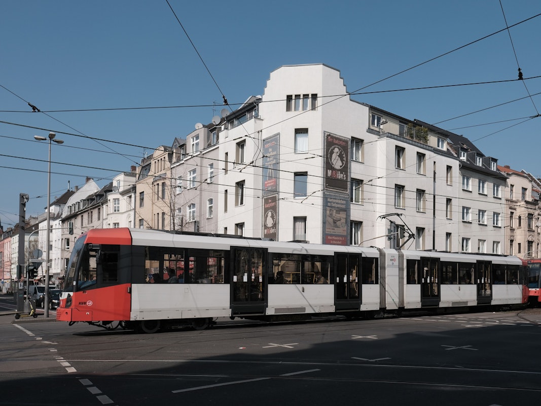 Köln: Oberleitungen der KVB behindern den Einsatz von Drehleitern der Feuerwehr an der Kreuzung Subbelrather Straße/ Ehrenfeldgürtel.