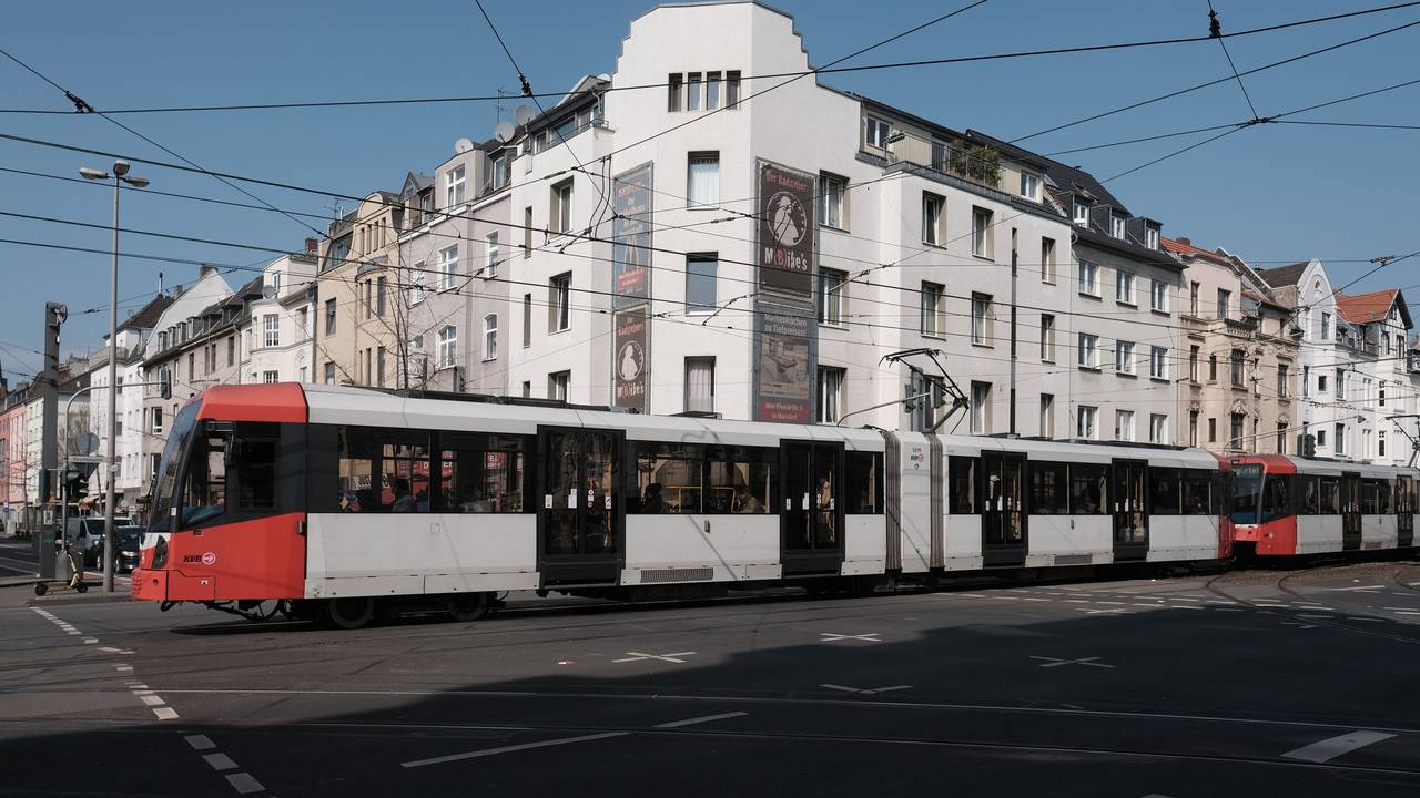Köln: Oberleitungen der KVB behindern den Einsatz von Drehleitern der Feuerwehr an der Kreuzung Subbelrather Straße/ Ehrenfeldgürtel.