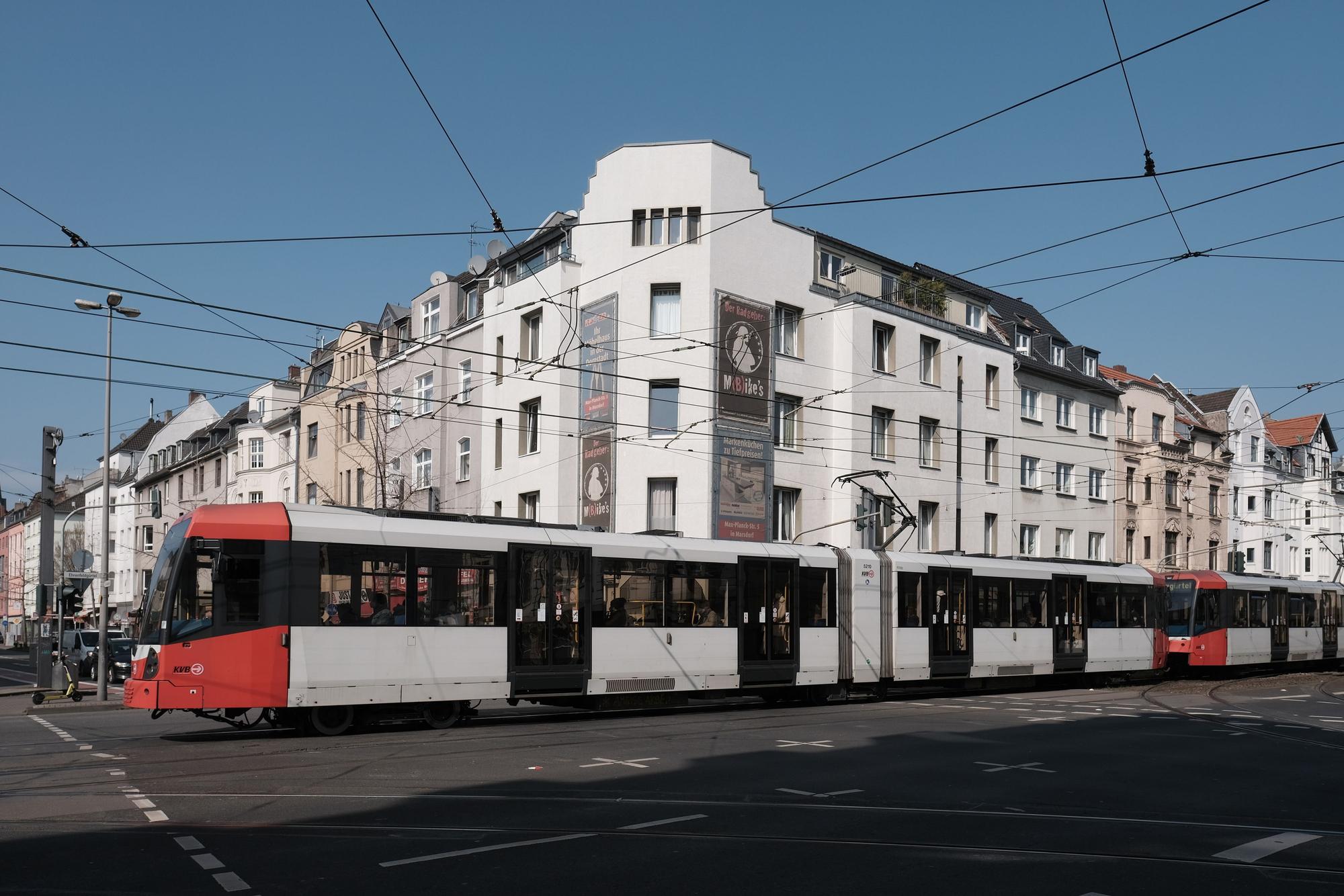 Köln: Oberleitungen der KVB behindern den Einsatz von Drehleitern der Feuerwehr an der Kreuzung Subbelrather Straße/ Ehrenfeldgürtel.
