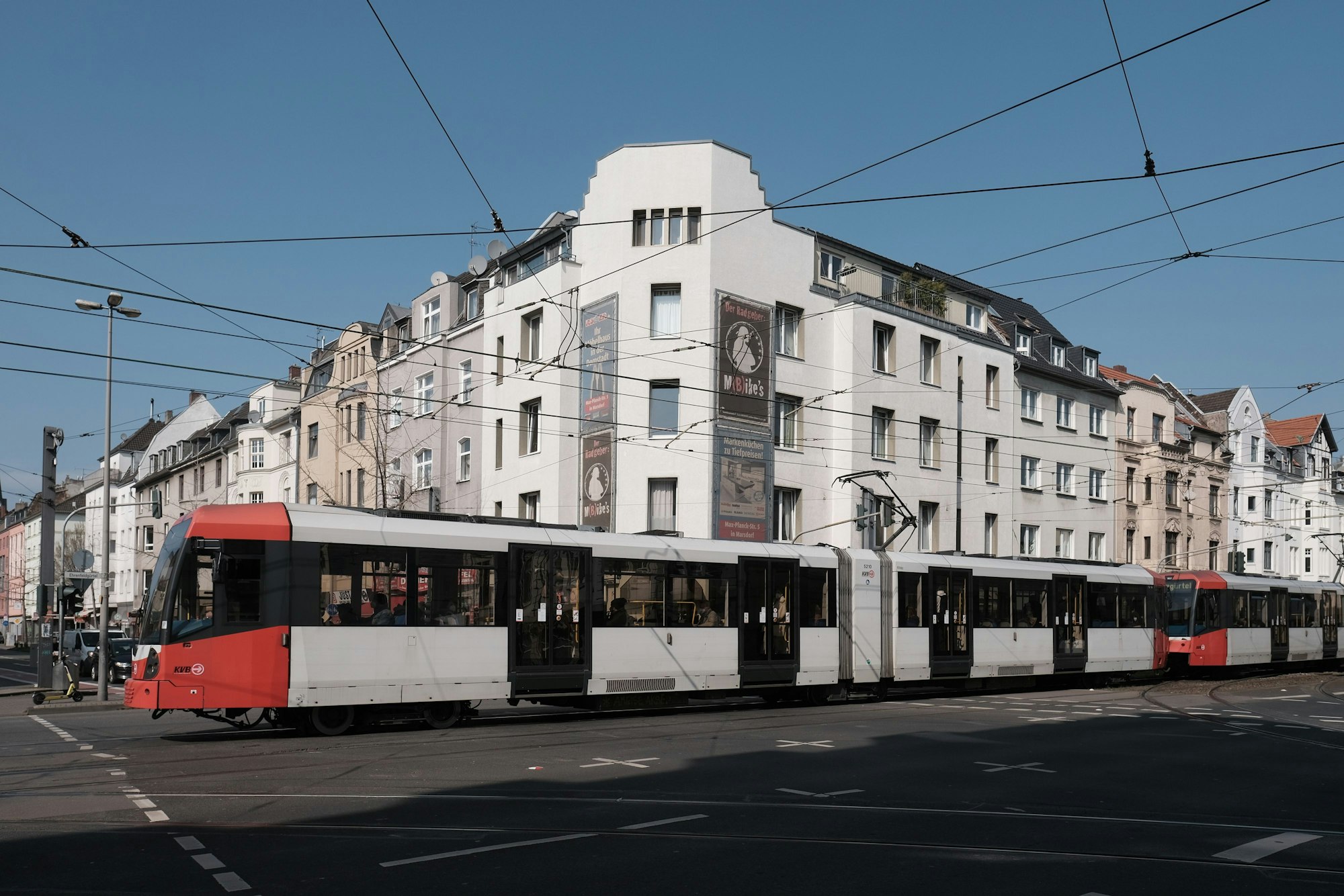 Köln: Oberleitungen der KVB behindern den Einsatz von Drehleitern der Feuerwehr an der Kreuzung Subbelrather Straße/ Ehrenfeldgürtel.