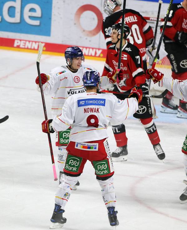 Die Düsseldorfer EG jubelt im DEL-Derby gegen die Kölner Haie.
