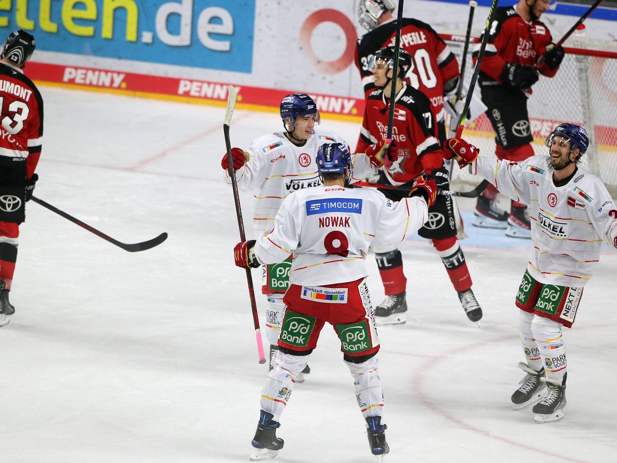 Die Düsseldorfer EG jubelt im DEL-Derby gegen die Kölner Haie.