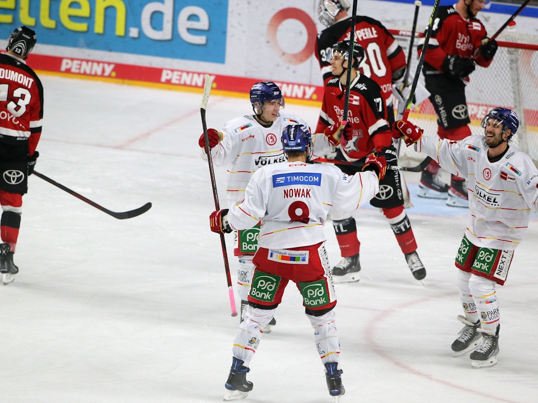 Die Düsseldorfer EG jubelt im DEL-Derby gegen die Kölner Haie.