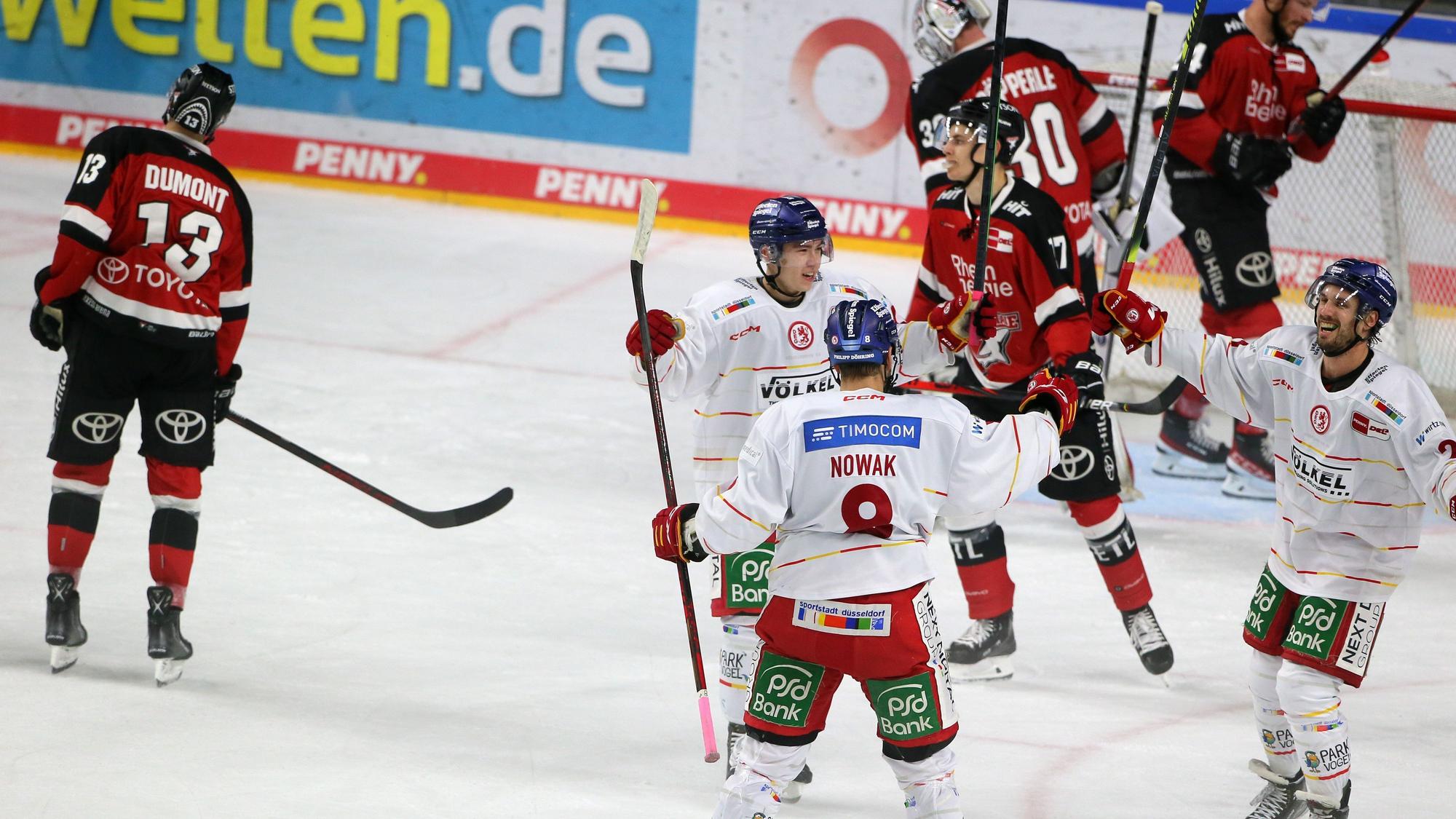 Die Düsseldorfer EG jubelt im DEL-Derby gegen die Kölner Haie.