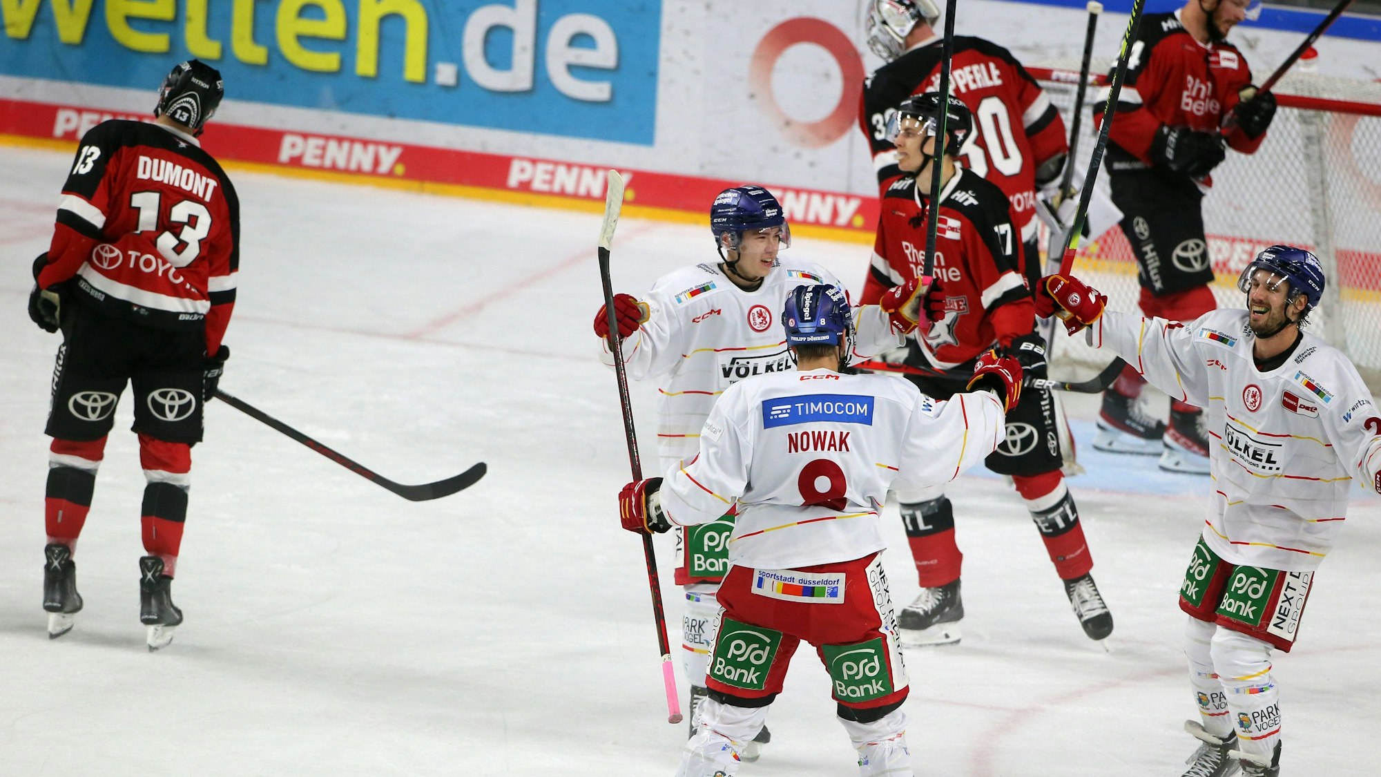 Die Düsseldorfer EG jubelt im DEL-Derby gegen die Kölner Haie.