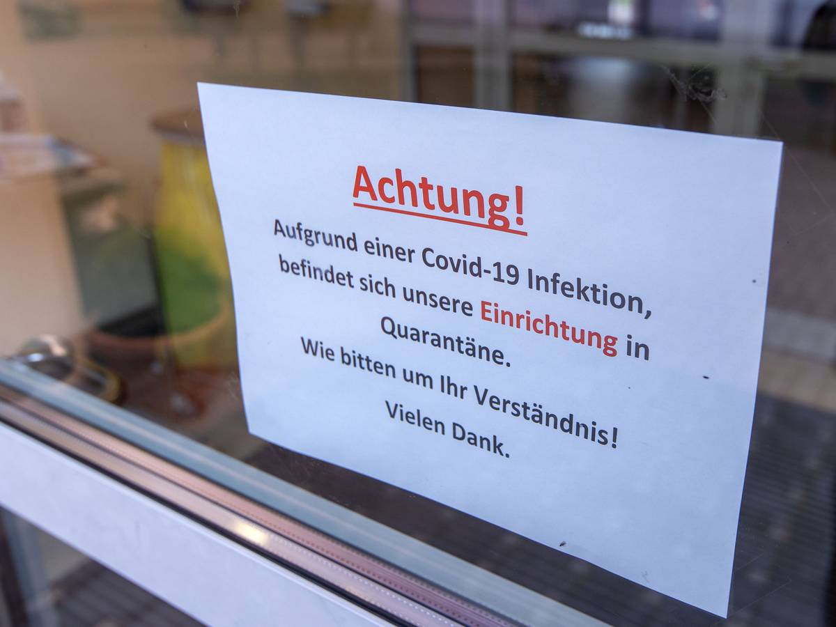 Ein Hinweisschild auf Quarantänemaßnahmen hängt am Eingang zum Berliner Seniorenzentrum «Am Tempelberg».