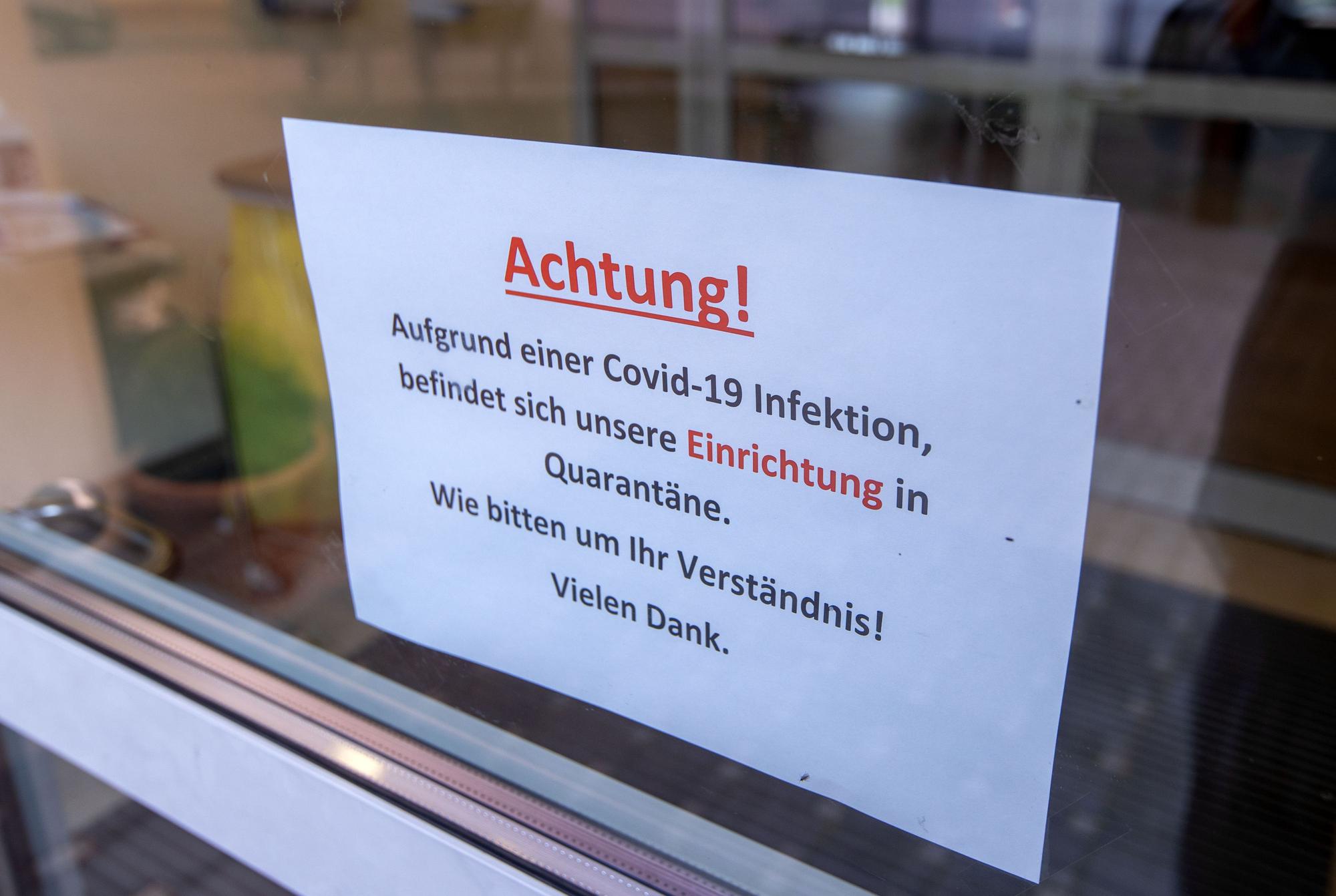 Ein Hinweisschild auf Quarantänemaßnahmen hängt am Eingang zum Berliner Seniorenzentrum «Am Tempelberg».