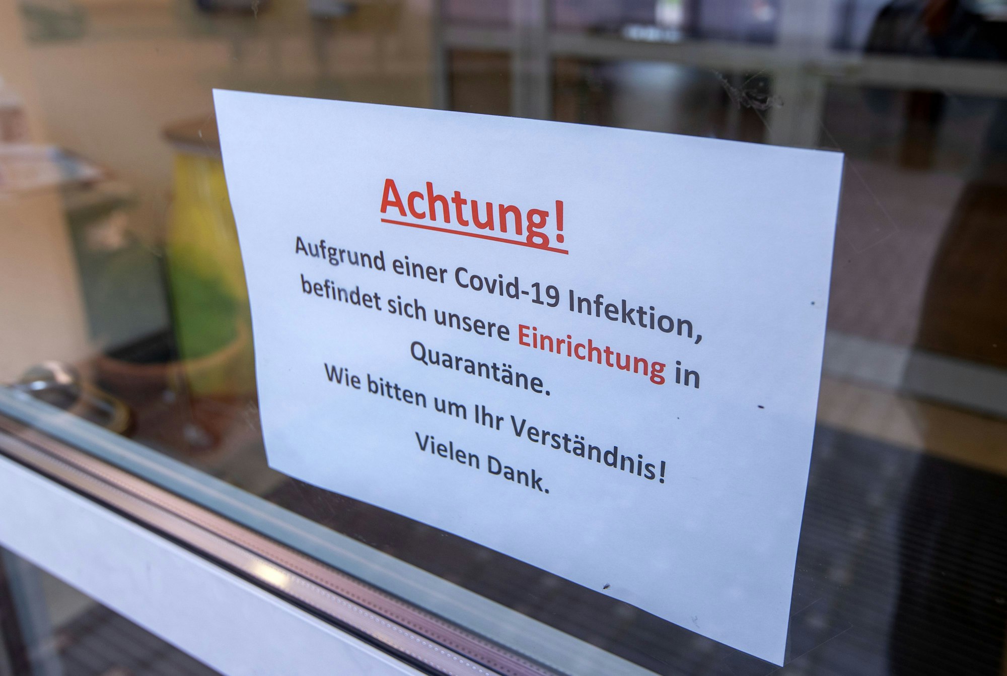 Ein Hinweisschild auf Quarantänemaßnahmen hängt am Eingang zum Berliner  Seniorenzentrum «Am Tempelberg».