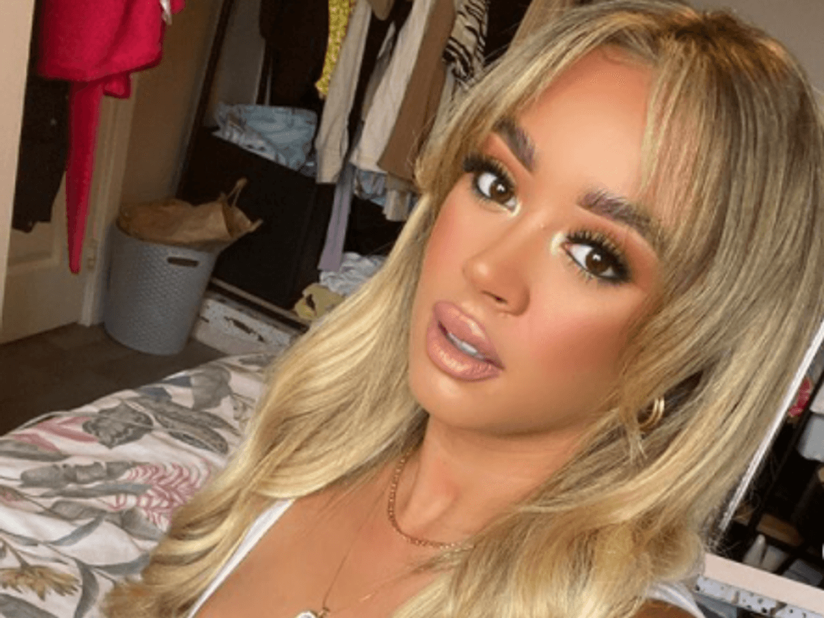 Influcencerin Paige Rice posiert in einem weißen Kleid auf einem Selfie vom 15. August 2021 auf Instagram.