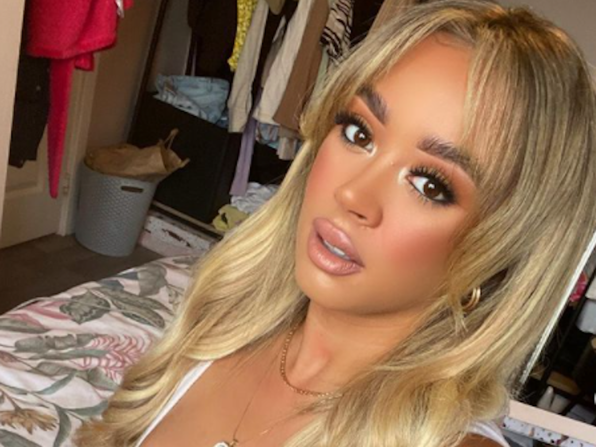 Influcencerin Paige Rice posiert in einem weißen Kleid auf einem Selfie vom 15. August 2021 auf Instagram.