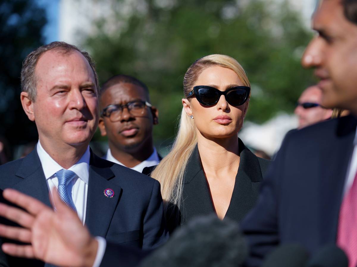 Paris Hilton steht auf einem Foto vom 20. Oktober 2021 in einem schwarzen Blazer und einer schwarzen Sonnenbrille vor dem US-Kongress in Washington.