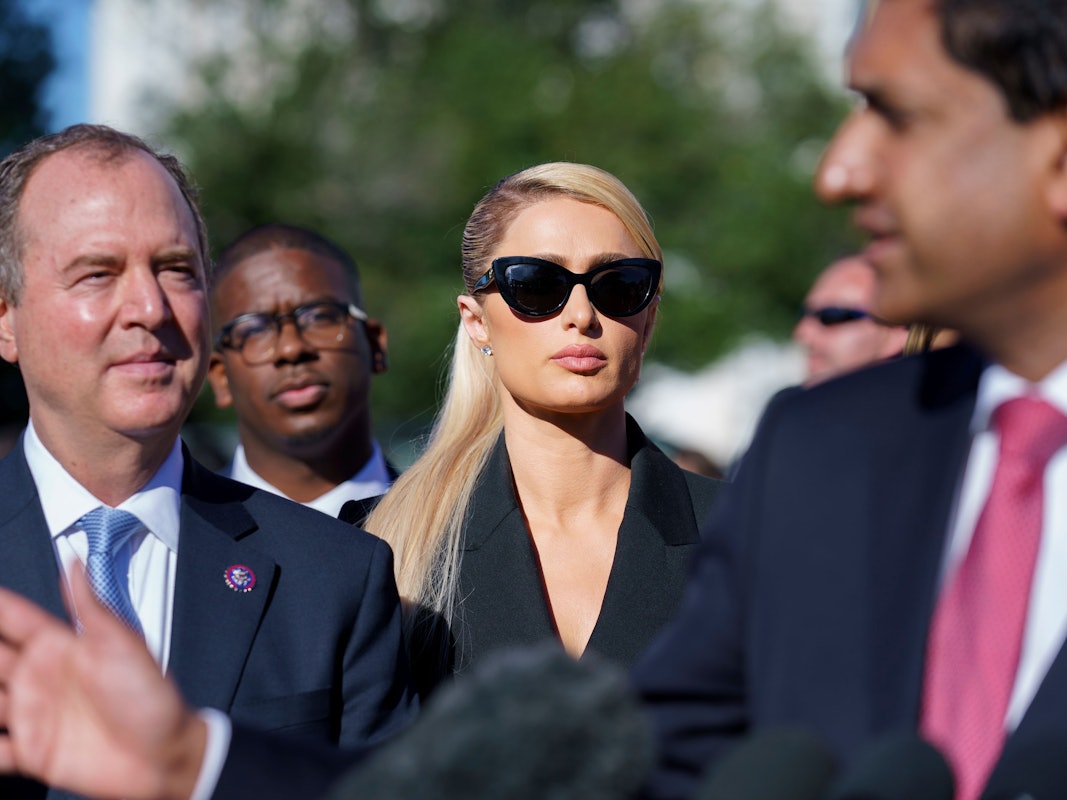 Paris Hilton steht auf einem Foto vom 20. Oktober 2021 in einem schwarzen Blazer und einer schwarzen Sonnenbrille vor dem US-Kongress in Washington.