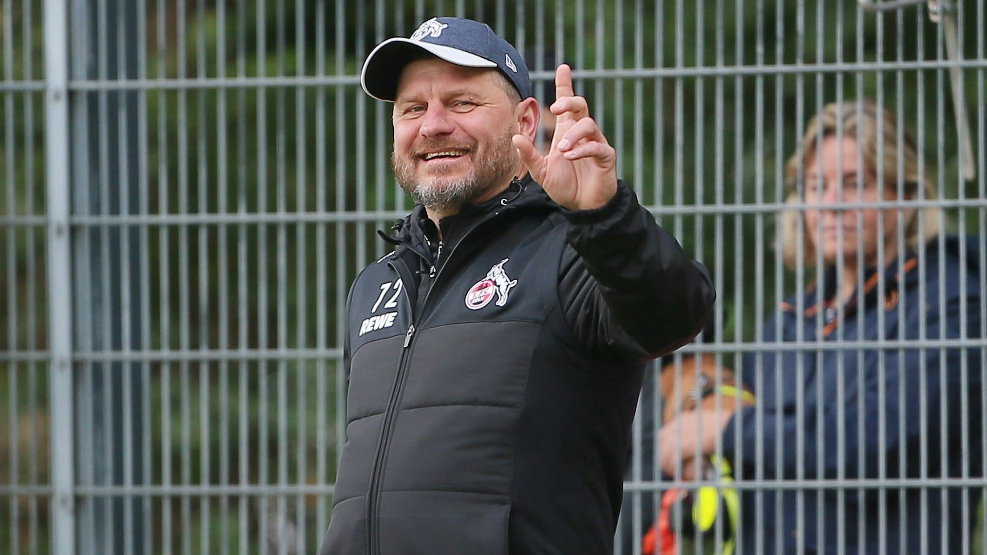 Steffen Baumgart lacht im Training des 1. FC Köln.