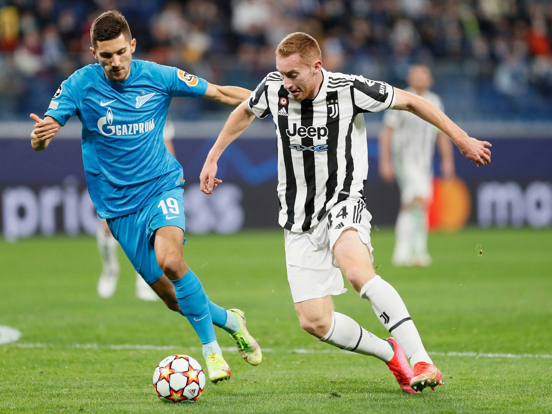 Dejan Kulusevski im Duell mit Aleksei Sutormin