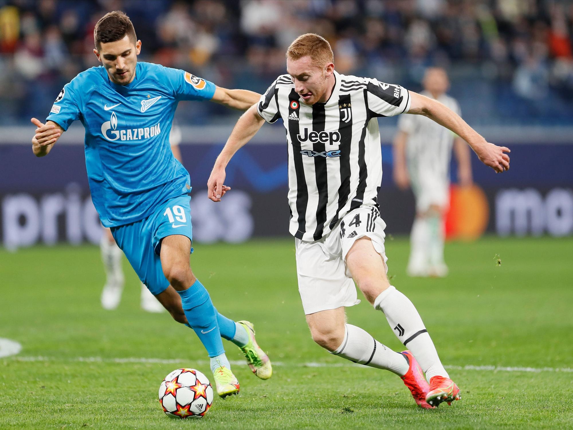 Dejan Kulusevski im Duell mit Aleksei Sutormin