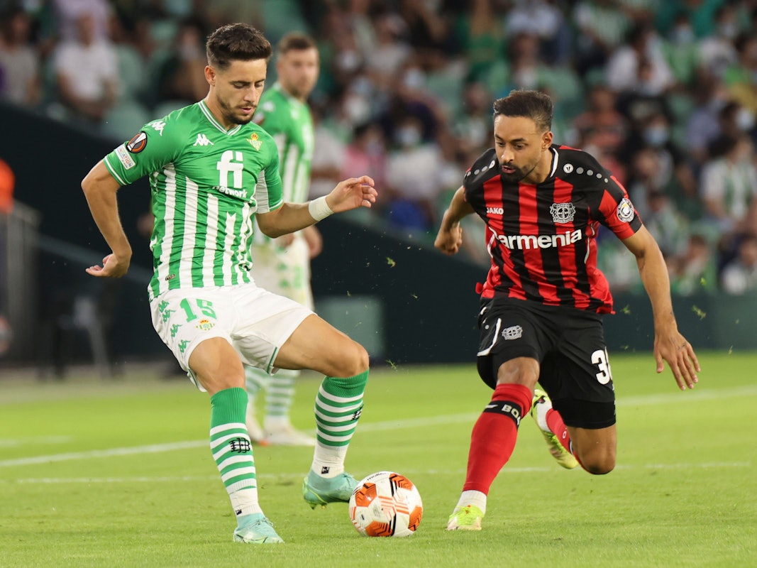 Karim Bellarabi kämpft mit Alex Morena um den Ball