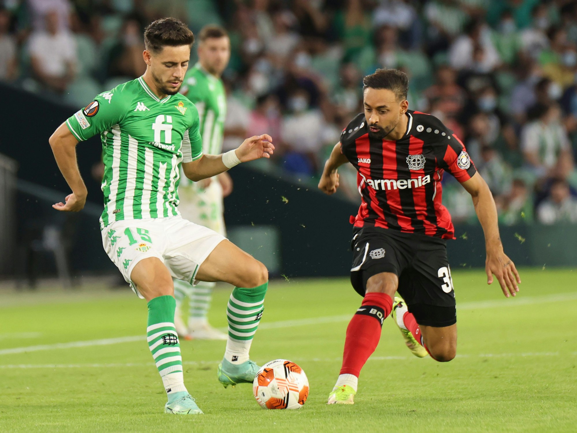Karim Bellarabi kämpft mit Alex Morena um den Ball