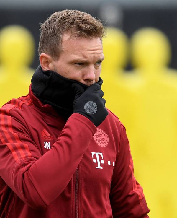 Julian Nagelsmann hält sich die Hand vor das Gesicht.