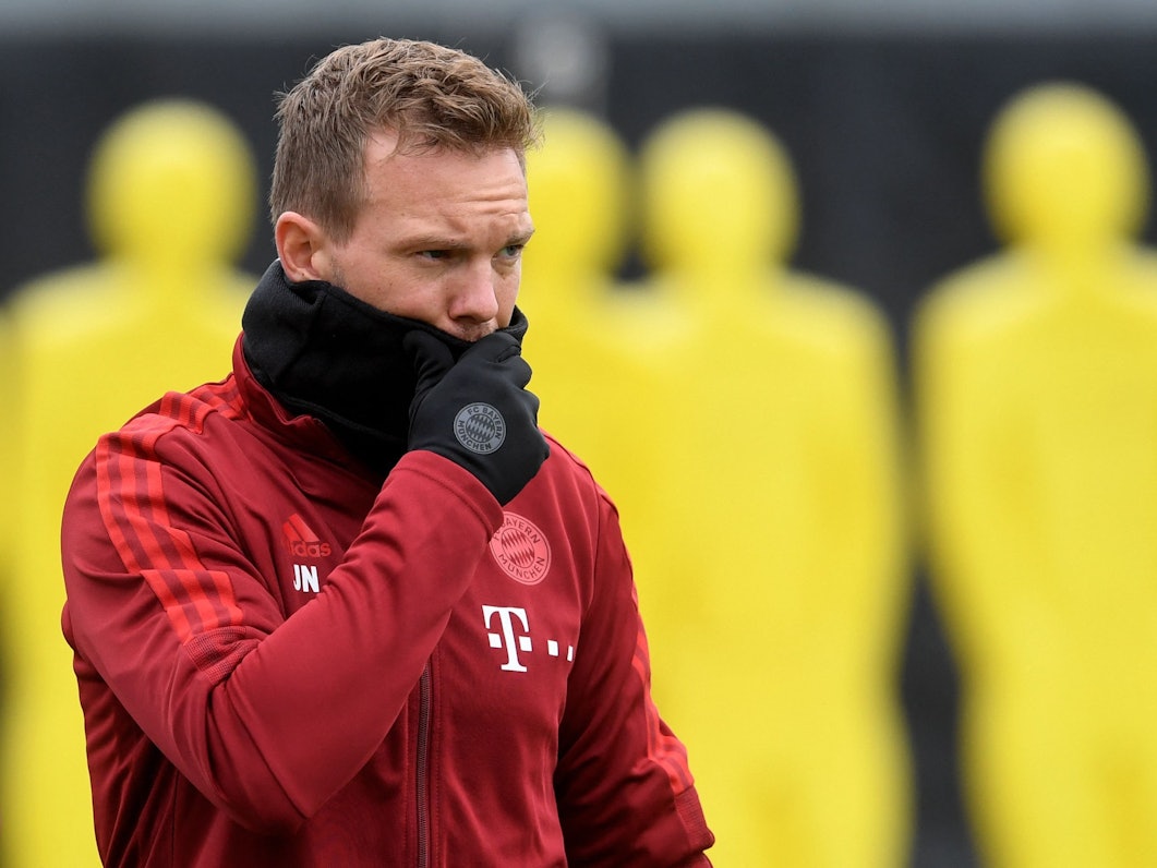Julian Nagelsmann hält sich die Hand vor das Gesicht.