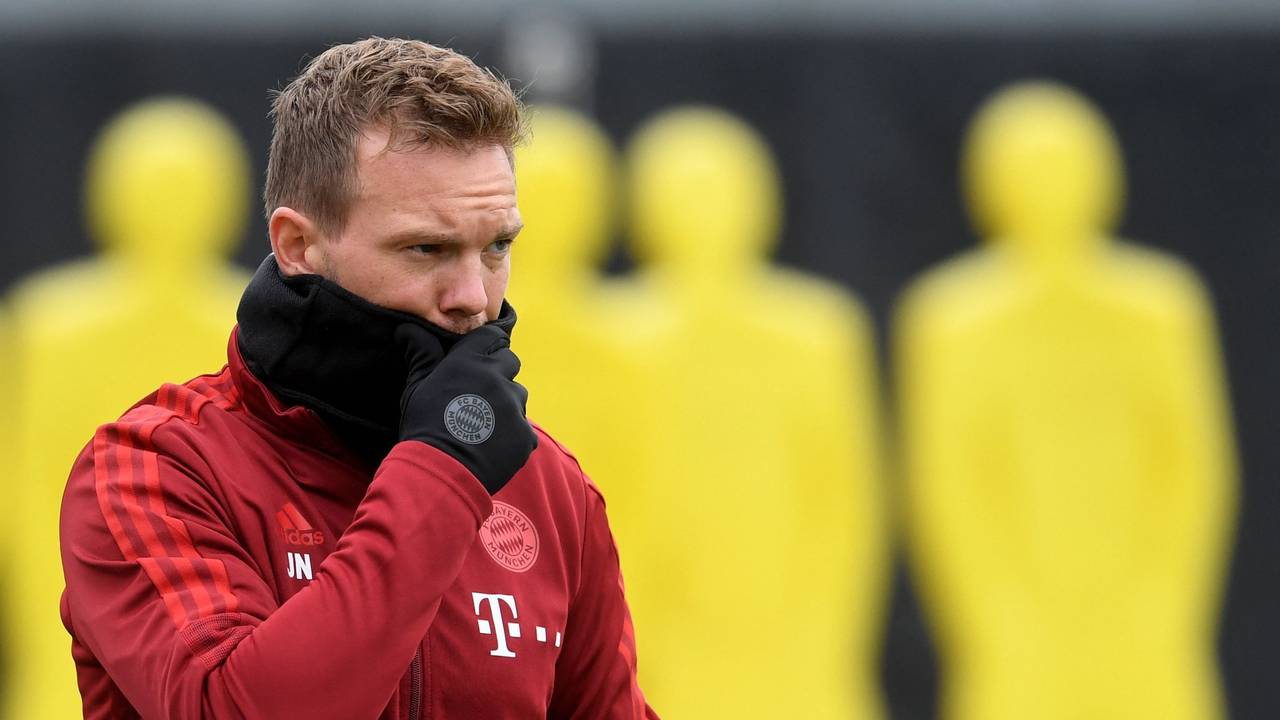 Julian Nagelsmann hält sich die Hand vor das Gesicht.