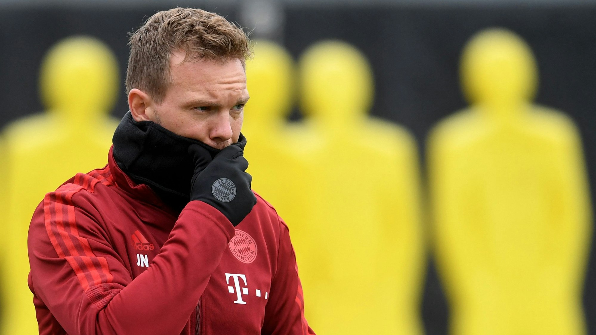 Julian Nagelsmann hält sich die Hand vor das Gesicht.