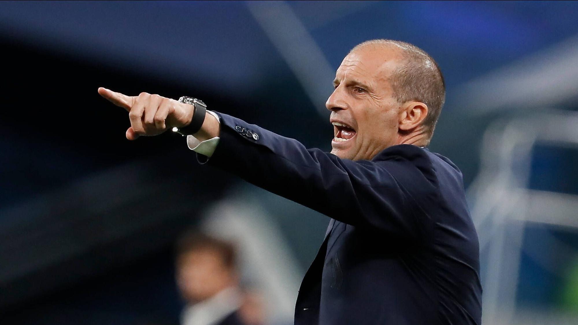 Massimiliano Allegri gestikuliert an der Seitenlinie.