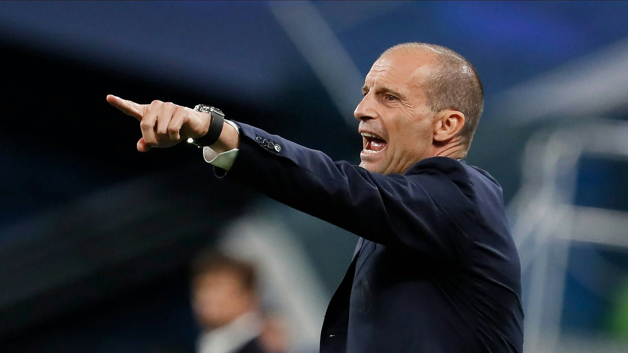 Massimiliano Allegri gestikuliert an der Seitenlinie.